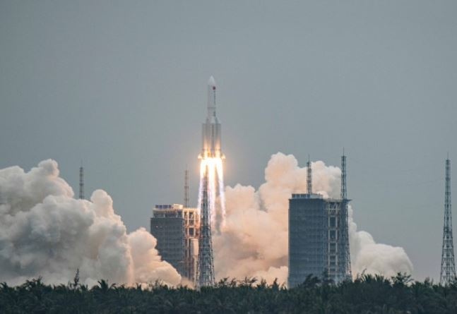 Втората степен на китайска ракетата носител която пада неконтролируемо към Земята